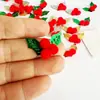 Decoraciones de bayas rojas y hojas de acebo verde navideñas, hojas navideñas en verde, dorado y plateado, decoraciones navideñas de bayas rojas