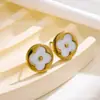 Pendientes de Flor de Cuatro Hojas Redondos Blancos Transfronterizos Europeos y Americanos para Mujer, Pendientes de Flor Rombo de Acero de Titanio a la Moda, Pendientes Elegantes y Versátiles