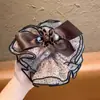 Moderna y elegante scrunchie de malla con estampado de leopardo y lazo de perlas florales, accesorio para el cabello versátil para el uso diario