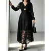 Vestido preto de renda europeu e americano plus size feminino com decote V profundo, design torcido, mangas compridas vazadas, elegante vestido longo de noite