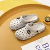 Zuecos de Estilo Nuevo Qidashun, Zapatos de Jardín con Diseño Lindo de Caricatura y Letras para Parejas, Zapatos de Playa para Hombres y Mujeres al por Mayor, Antideslizantes