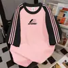 Camiseta de Manga Curta Color Block Patchwork Estampa de Grafite com Três Listras Verão Casual Oversize Estilo College