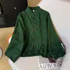 Foto real de um novo casaco feminino estilo chinês, jacquard vintage, gola alta, modelo curto, outono 2026, caimento solto, peça de outer wear da moda