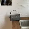 Bolsas de mano para mujer transfronterizas 2026 nuevo modelo principios de otoño simple versátil bolsa cilíndrica nicho moda bolso de hombro cruzado bolsa de almohada