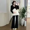 Conjunto de Top de Maternidad y Pantalones de Maternidad Ligeramente Acampanados, Estilo Simple de Otoño 2026 con Diseño de Cuello en V y Retazos Florales, Adelgazante