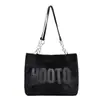 Bolso Tote Blanco de Piel Sintética para Mujer - Bolso de Hombro Grande con Parche de Letra Varsity y Correa de Cadena de Cuero, Bolso Acogedor de Invierno
