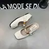 Chinelos de Metal com Uma Tira e Cobertura para os Dedos para Mulheres, Uso Externo, Novo Estilo Verão 2026, Meio-Chinelos Mary Jane Elegantes com Bico Quadrado