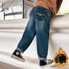 Z1046 peça única veludo-início Yang crianças 2023 Inverno novo crianças médias e grandes jeans da moda bordados com letras meninos