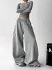 Calça de moletom esportiva feminina super estilosa, nova para o outono de 2026, com listras laterais em cinza, estilo solto e casual