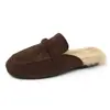 Novas pantufas estilo slip-on para mulheres, quentes e confortáveis para o uso diário no outono e inverno de 2026, com forro de pelúcia e um design moderno