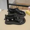 Sapatos pequenos de couro para meninas, novo estilo 2026, laço brilhante, sola grossa, sola macia, sapatos de princesa, primavera e outono, estilo britânico, sapatos casuais infantis