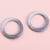 Anillo de llavero con cierre de resorte pintado en spray de aleación, cuenta retorcida en forma de corazón redondo, accesorio de gancho de cuentas hecho a mano para DIY