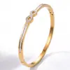 Pulsera de acero de titanio con símbolo de infinito e incrustación de diamante, pulsera versátil de acero inoxidable de diseño de nicho de lujo ligero europeo y americano para mujer