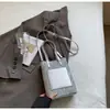 Bolso Pequeño Cuadrado de Mano de Alta Gama de Moda 2025 Nuevo Estilo Coreano Moderno Bolso de Hombro Sencillo Bolso Cruzado de Diseño de Nicho