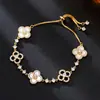 Pulsera Exquisita de Trébol con Diamantes Brillantes de Imitación Nácar con Diseño Hueco y Diamantes, Estilo Deslizante, Moda de Lujo Ligero, Joyería al por Mayor Súper de Hada