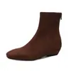 Botas Finas de Camurça Femininas Botas Elásticas Salto Baixo Estilo Coreano Outono e Inverno Novas Bico Quadrado Zíper Traseiro Botas Curtas Elásticas Femininas Botas Individuais Femininas
