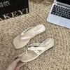 Chanclas de nicho estilo coreano para mujer, calzado de verano para exteriores, nuevas chanclas de cuña de moda 2026, sandalias de playa para mujer