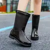 Botas de chuva feminina adulta antiderrapante moda calçados externos 2024 novo verão cano médio sapatos de borracha resistentes ao desgaste calçados aquáticos impermeáveis botas de chuva