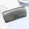 Estuche para Gafas de Cuero Sintético con Broche y Cordón Elástico, Color Negro y Gris, Estuche Suave con Bordes Aceitados, Personalizable con Logo