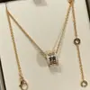 Colar Baojia Cintura Fina Versão Alta V Dourado Novo Modelo Pessoas Vermelhinhas Edição Beneficente Cerâmica Preto e Branco Grande Prata Espessa Banhada 18K Atacado
