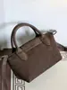 Otoño e Invierno 2025 Nuevo Bolso de Mano Tipo Dumpling de Piel de Vaca Gamuzada de Primera Capa Bolso Cruzado Versátil para Viajes Fábrica de Bolsos de Piel Genuina