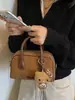 Bolso de mano cuadrado pequeño, moderno y único, estilo coreano, un bolso cruzado moderno y chic para mujer, nueva colección de otoño 2026, un bolso tipo bowling personalizado