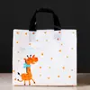 Sacola de compras personalizada de PE para mulheres e crianças sacola de embalagem para loja de roupas sacola de compras com impressão de moda sacola de compras para presente de maquiagem logo impresso
