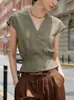 Camisa Minimalista Verde de Decote V de Manga Curta, Leve e Sofisticada, Estilo Francês, para Mulheres, Top Versátil de Alto Padrão para o Verão, Acinturado, de Botão Duplo