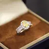 Anel de Zircônia de Alto Carbono com Corte Flor de Gelo Elegante de Três Cores Banhado a Ouro Anel de Tamanho Ajustável Versátil Joia para Mão Feminina