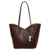 Bolsa de gran capacidad para el día a día, nuevo modelo principios de otoño 2026, bolsa de mano casual de alta calidad con diseño tejido, para llevar al hombro y bajo el brazo, moderna