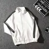 Chaqueta de tres barras para hombre y mujer estilo coreano moderna holgada casual estudiantil uniforme de béisbol prenda exterior para pareja estilo primavera y otoño estilo Hong Kong marca moderna