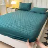 Sábana Bajera Ajustable Impermeable de TPU Acolchada Transfronteriza Hecha a Medida Patrón de Diamantes Amigable con la Piel Cubierta de Cama Acolchada Cepillada Cubierta de Colchón Sábana Bajera Acolchada