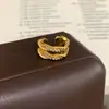 Brincos de Clipe para Orelha em Ouro Café Geométricos Torcidos de Camada Dupla Incrustados com Zircônia, Versáteis para Uso Diário, Clipe de Osso de Orelha Estiloso e Minimalista