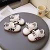 Zapatos Nuevos de Bebé Primavera 2026 Suela Suave Zapatos para Caminar de Bebé y Niño Pequeño Tenis Antideslizantes para Niñas Zapatos de Tabla Pequeña para Niños