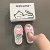 Pantufas fofas e peludas para calçar, novo estilo outono e inverno 2026, com laço, casuais, que aumentam a altura, antiderrapantes, para casa
