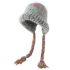 Gorro Colorido Transfronteiriço Largo, Proteção de Orelha de Pelúcia, Turbante Trançado com Borla, Gorro de Tricô Dopamina