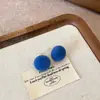 Brincos Pequenos de Bola Aveludados Vermelhos para Mulheres 2025 Novo Estilo Quente Brincos Delicados de Alta Qualidade Versáteis Personalizados Brincos Exquisitos