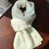 Novo Cachecol Pequeno de Lã para Mulheres, Estilo Coreano Outono/Inverno, Cachecol de Tricô Macio e Fofo de Cor Sólida, Cachecol Quente com Logo Metálico Simples