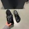 Zapatos de plataforma gruesa para mujer, nuevo estilo otoño 2026, que aumentan la altura, versátiles, modernos, con decoración de remaches, mocasines cerrados populares para mujer