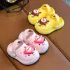 Novos tamancos antiderrapantes infantis, chinelos de novo estilo para meninos e meninas, adequados para uso externo, tamancos infantis com sola grossa