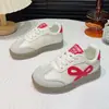 Sapatos brancos únicos com design doce estilo coreano para meninas, novos tênis escolares versáteis e leves para alunos do ensino fundamental, coleção primavera-verão 2026