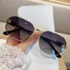 Óculos de Sol Poligonais Novos 2025 Moda Feminina Letra Metal Filtro Solar Óculos Senso Transfronteiriço Europeu e Americano Óculos de Sol