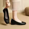 Sapatos femininos de sola macia com bico quadrado estilo francês, novo estilo outono 2026, sapatos baixos de couro, sapatos slip-on femininos de couro macio, sapatos confortáveis para mães