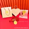 Chaveiro de Biscoito Dourado Puro para Recém-Casados Felizes Buquê de Flores Criativo Conjunto de Presente para Dia dos Namorados e Dia dos Namorados Chinês Atacado Personalizado