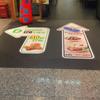 Adesivos de Chão de PVC Estilo Seta para Restaurantes, Shoppings, Hospitais, Placas de Aviso de Piso Escorregadio, Adesivos de Chão Publicitários Personalizados