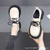 Sapatos Pequenos de Couro Femininos Estilo Britânico Primavera 2024 Novo Estilo Universitário Sola Grossa Versátil Aumento de Altura Sapatos Femininos tamanho grande 42
