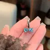 Aretes de Clip para Oreja con Lazo Plano de Diamantes Azules Brillantes Diarios Rosas Aretes Dulces y Frescos