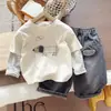 Conjunto de Primavera para Meninos com Camiseta de Manga Longa com Estampa de Desenho Animado e Calça Jeans Reta Estilo Coreano