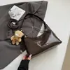 Bolso cruzado de axila minimalista suave color marrón de moda para este año, para el trabajo y los desplazamientos, nuevo estilo 2025, bolso pequeño versátil y a la moda