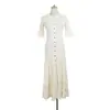 Vestido de punto estilo rejuvenecedor para mujer a principios de otoño, con volantes, ribete de hoja de loto, botones dorados, mangas de longitud media, cintura ceñida, abertura frontal, vestido largo plisado
